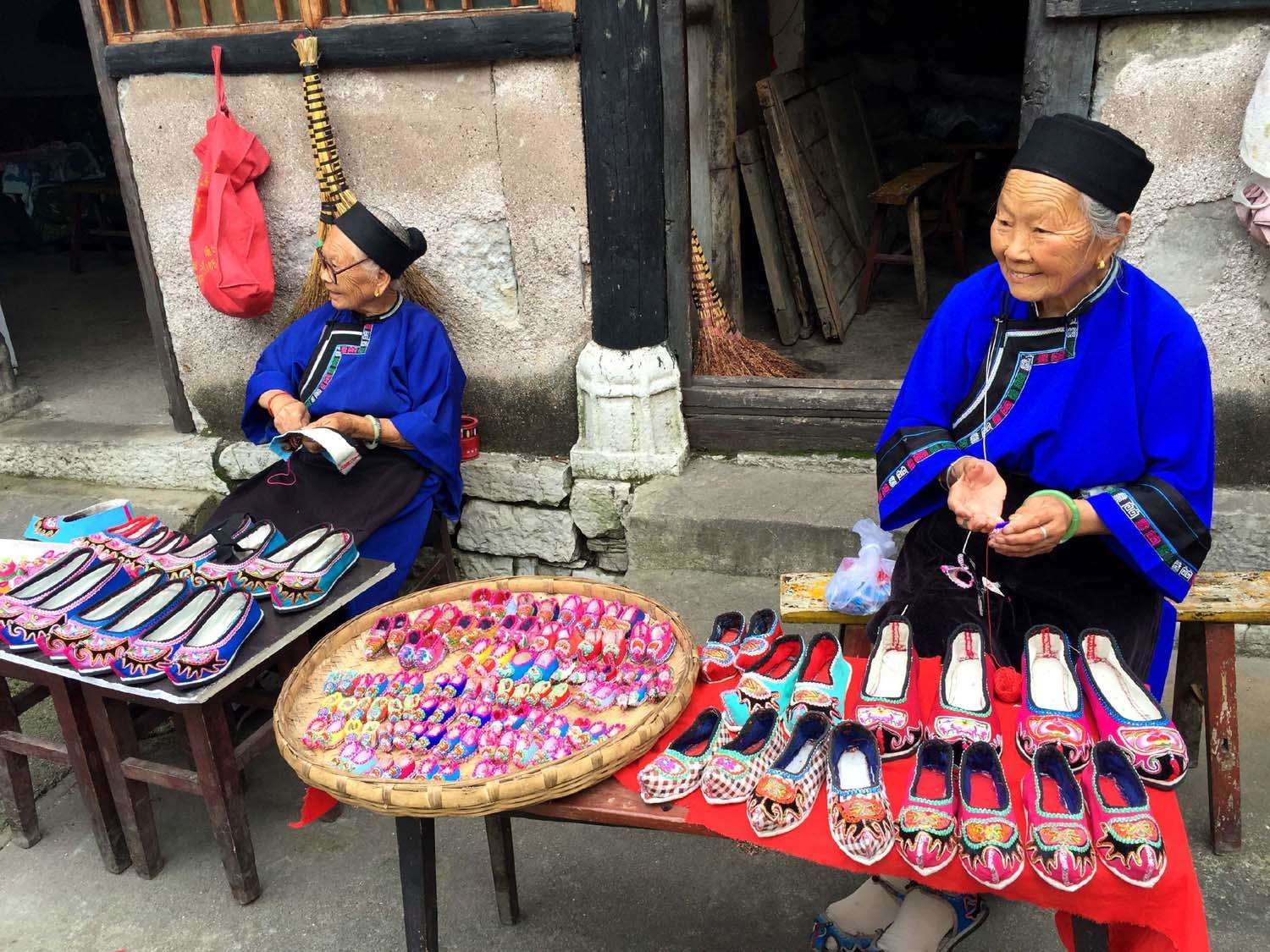 在这六百多年的时间里,屯堡的女人就在这长袍,大袖,大襟中走过一代