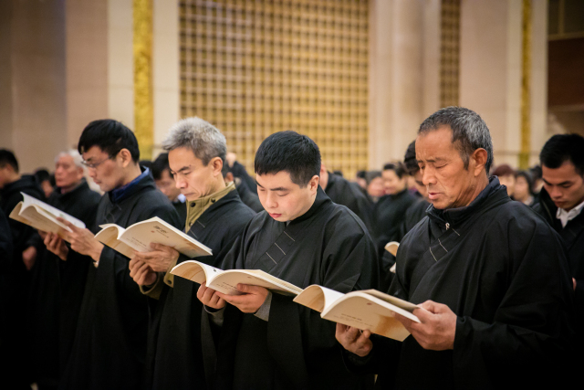 《皈依修学问答手册》将海青,《佛教念诵集》义工菩萨们面带会心笑容