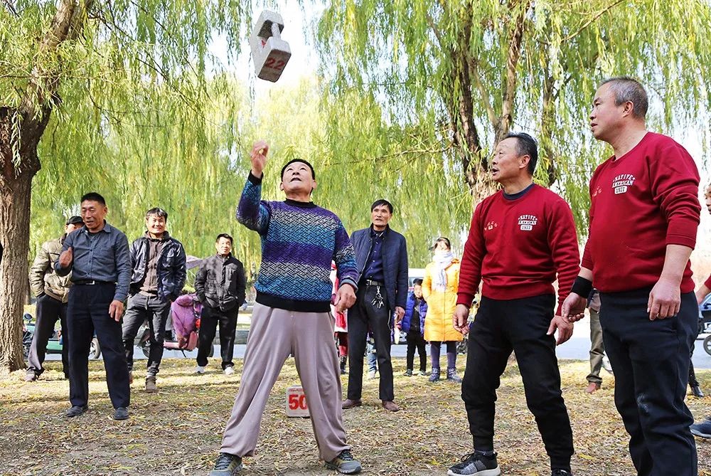 多年来,王秉荣酷爱石锁,以石锁会友,享受健身带来的健康和快乐.