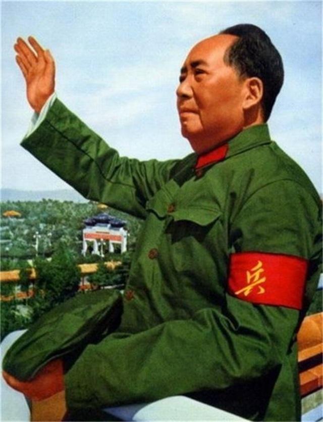 建国后，毛主席在什么场合第一次穿军装？