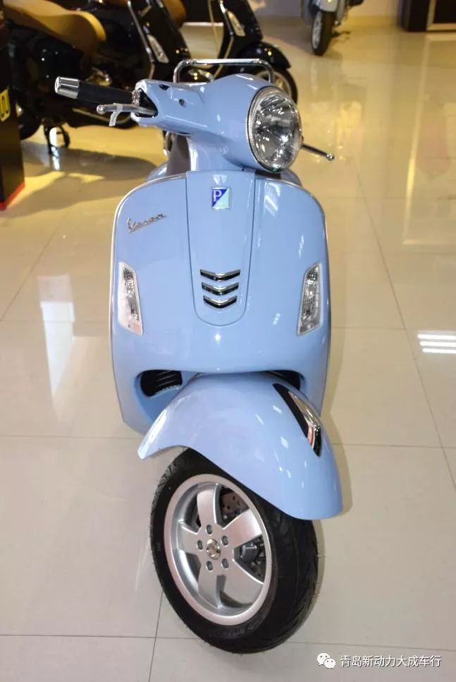 vespa gts 300标准版蓝色现车出售哦~赶紧把它带回家,做冬日里最靓丽