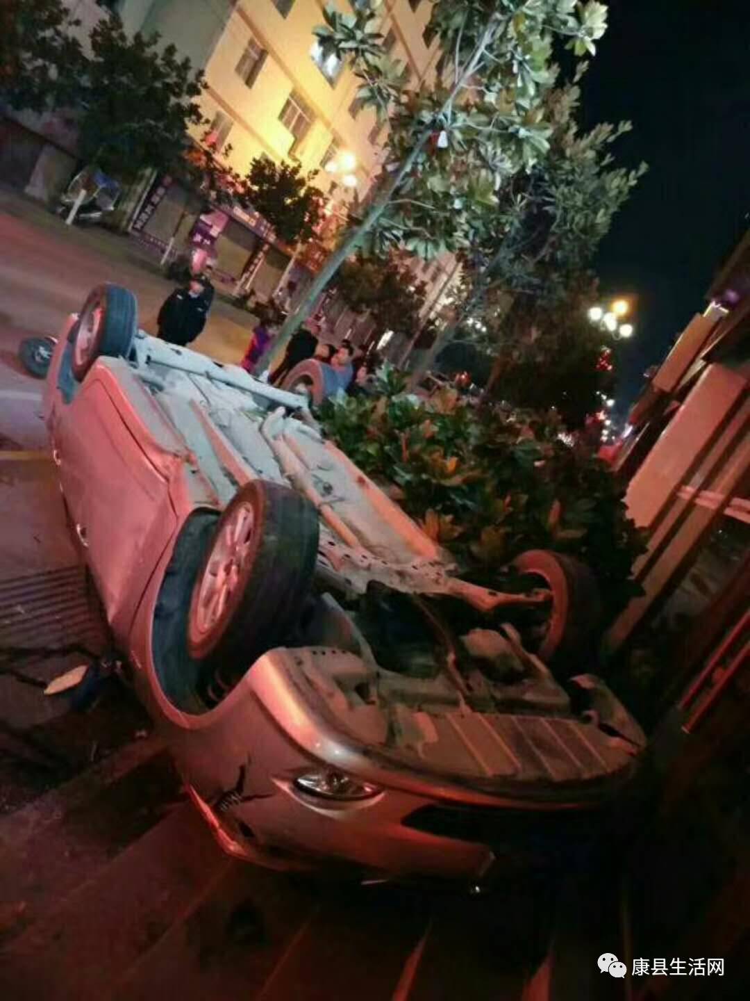 昨天晚上的车祸现场图片
