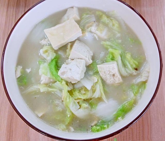 汤汁鲜美的白菜炖豆腐