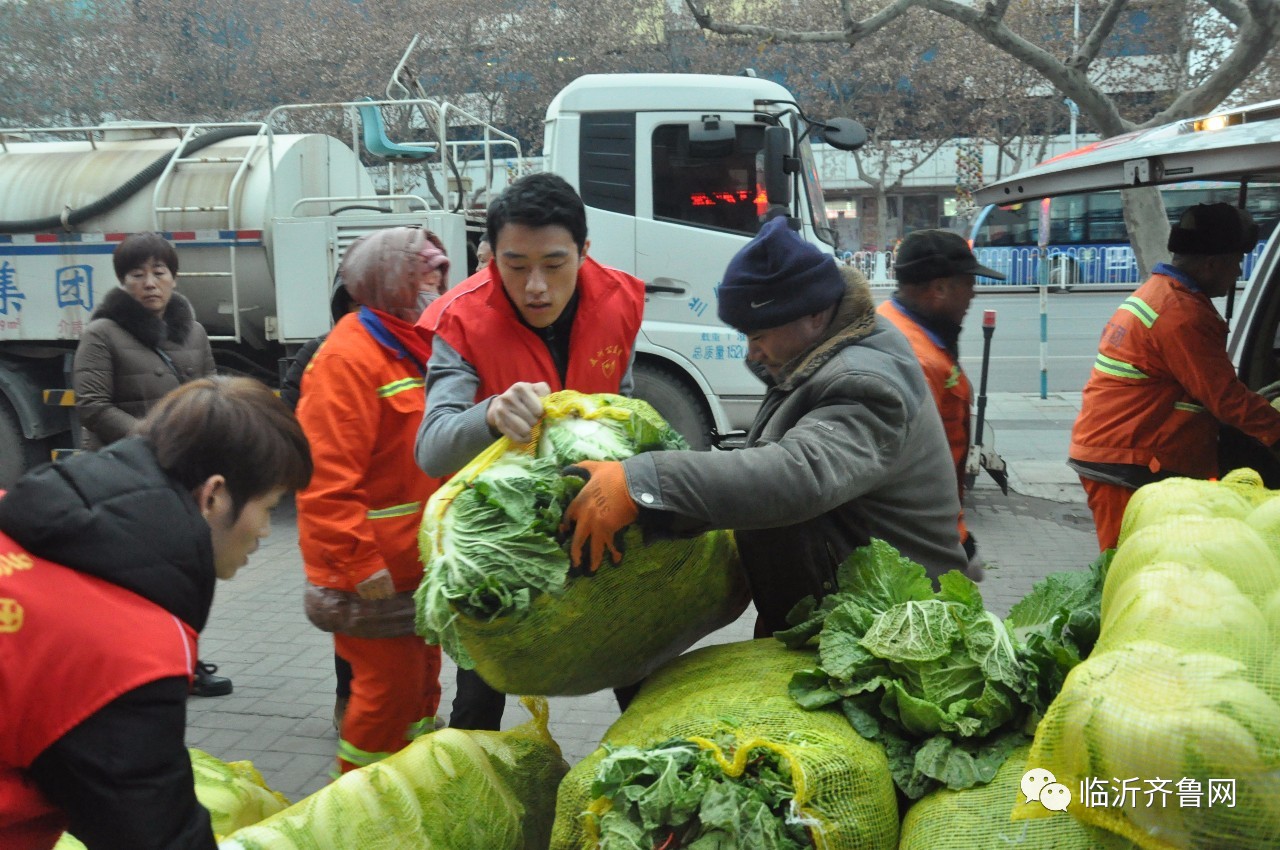 暖!临沂这家爱心医院认购滞销白菜免费送环卫工!