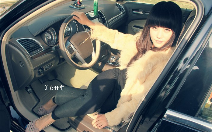 美女開車