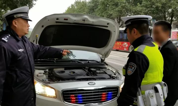 覺得炫酷就裝上去了?車主閃著警燈招搖過市,被