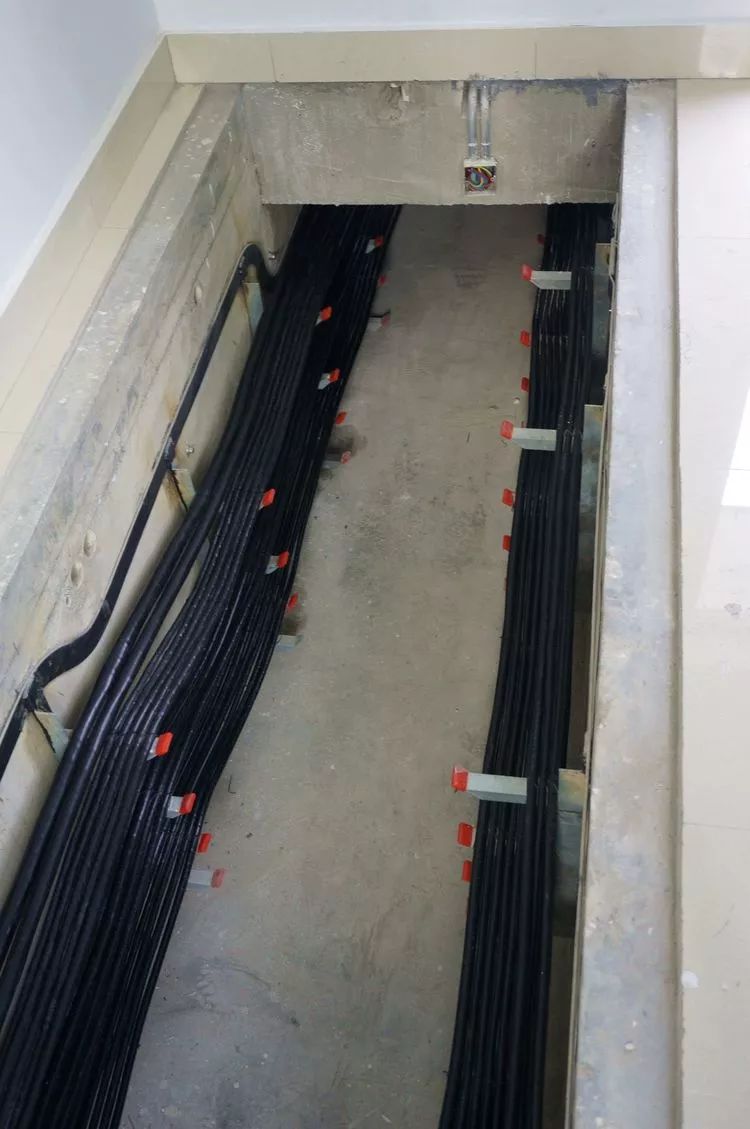 地下画廊电缆沟制作,电缆支架,接地扁钢,电缆排列,绑扎等显示出点点