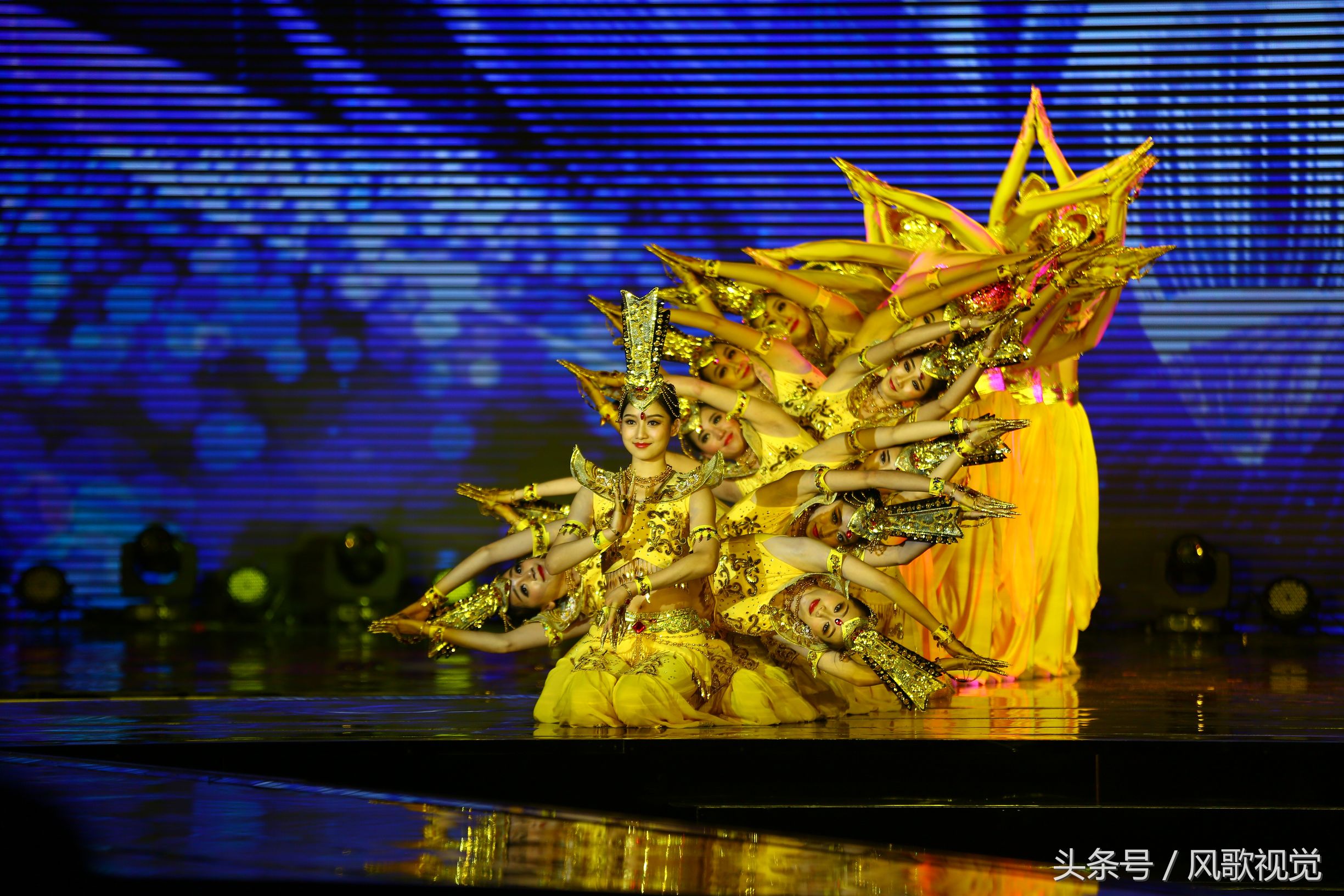 在现场穿插了富有中国传统文化的千手观音舞蹈,让众多外宾眼前一亮