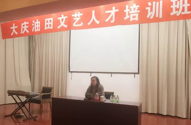 付晓婷老师从流行与民族音乐,流行与美声唱法的研讨展开教学,和学员们