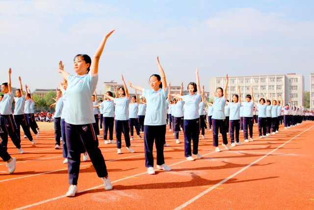 2017年下学期展辉学校初中部七,八年级大课间比赛活动精彩掠影