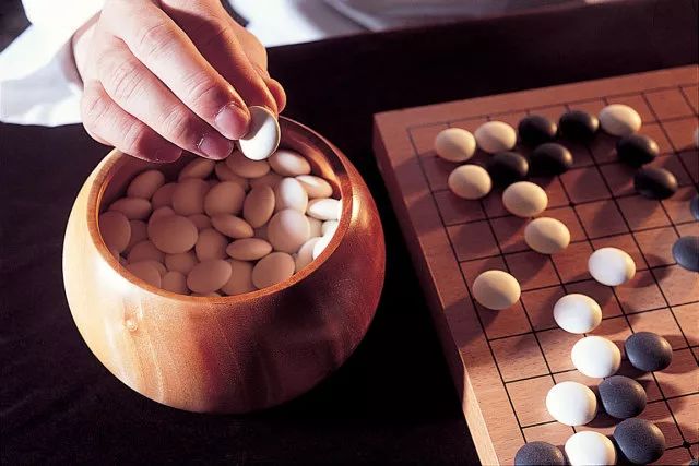 围棋使用方形格状棋盘及黑白二色圆形棋子进行对弈,棋盘上有纵横各19