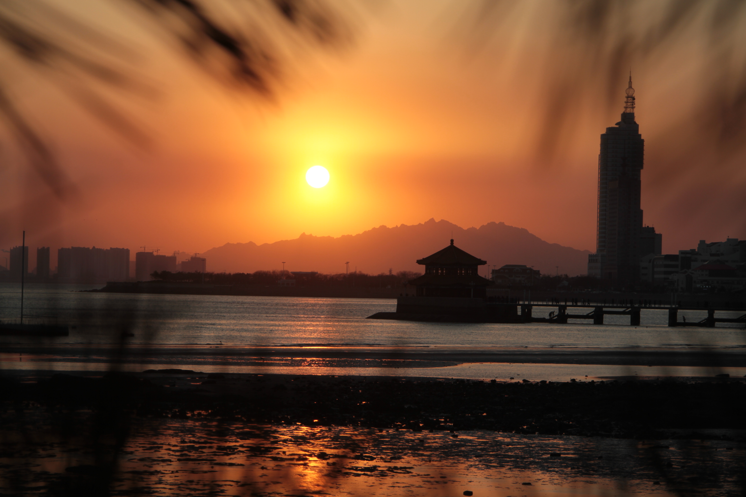 冷空气吹散雾霾,青岛百年栈桥再现听涛观日落美景