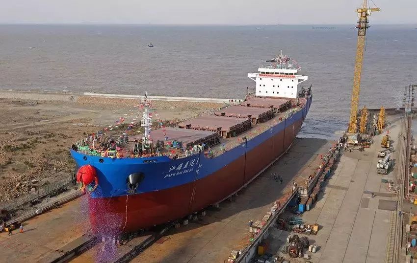 动向∣中国首艘江海直达船正式接水!