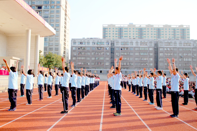 2017年下学期展辉学校初中部七,八年级大课间比赛活动精彩掠影