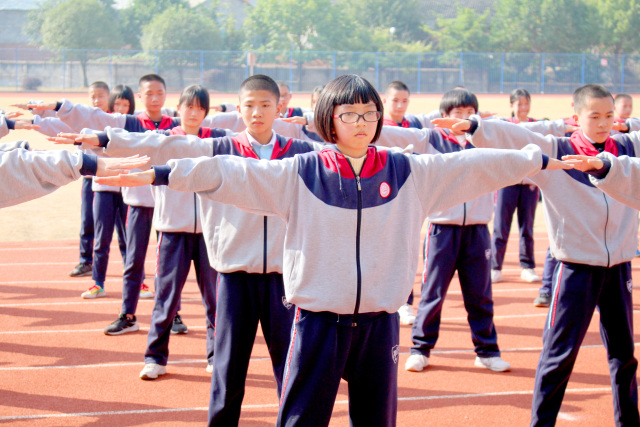 2017年下学期展辉学校初中部七,八年级大课间比赛活动精彩掠影