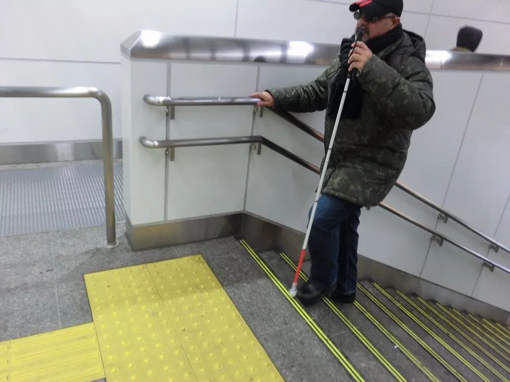 这就是差别日本的盲人随意出行中国的盲人出门举步维艰