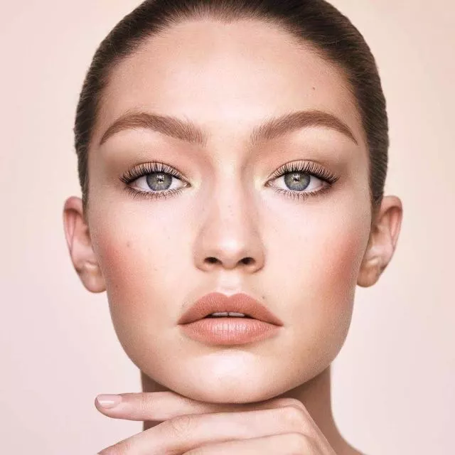 美探形象:gigi hadid x 美宝莲系列上架90分钟被抢空,明星联名圈钱大