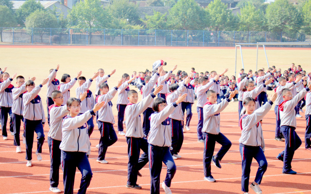 2017年下学期展辉学校初中部七,八年级大课间比赛活动精彩掠影