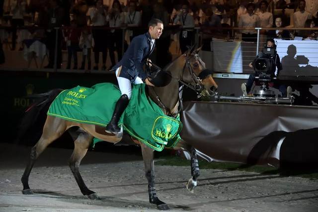 勞力士代言騎手肯特·法靈頓與他的愛馬瞪羚(gazelle)在勝利騎乘