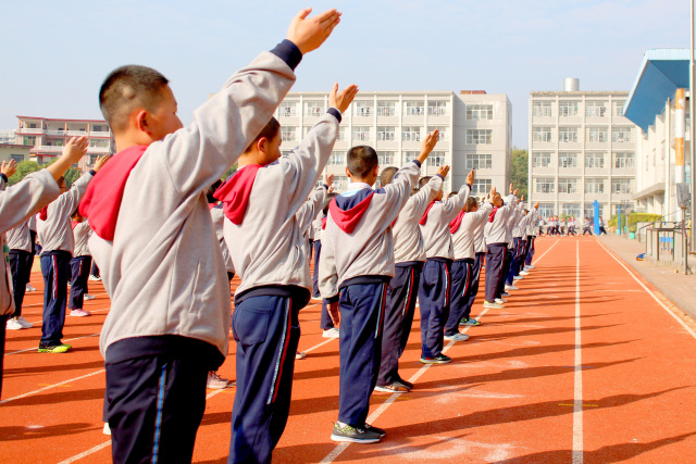 2017年下学期展辉学校初中部七,八年级大课间比赛活动精彩掠影