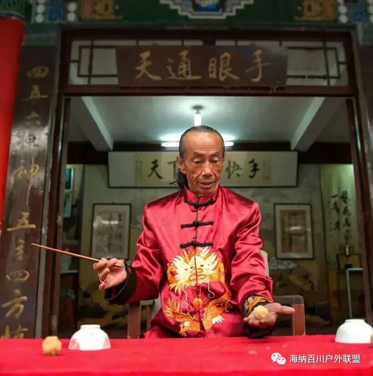三仙归洞的表演者是吴桥杂技大世界江湖八大怪之首的老艺术家王宝