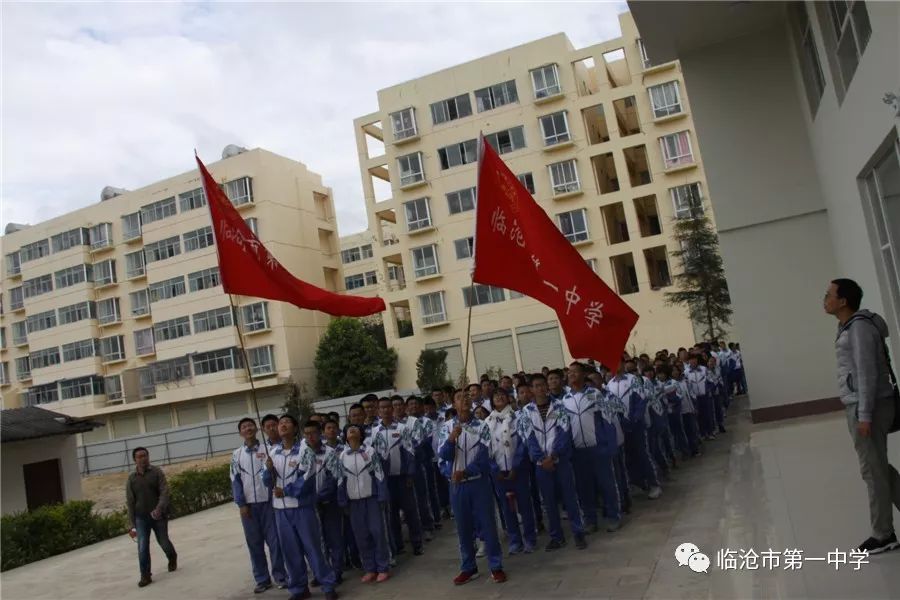 12月10日上午,临沧市第一中学师生一行200多人,走进临翔区禁毒防艾