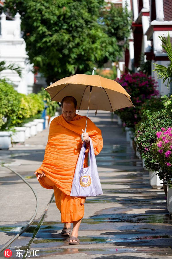 寺庙里的和尚,尼姑在街上慢慢行走,逐家化缘,成为曼谷街头的特有景观