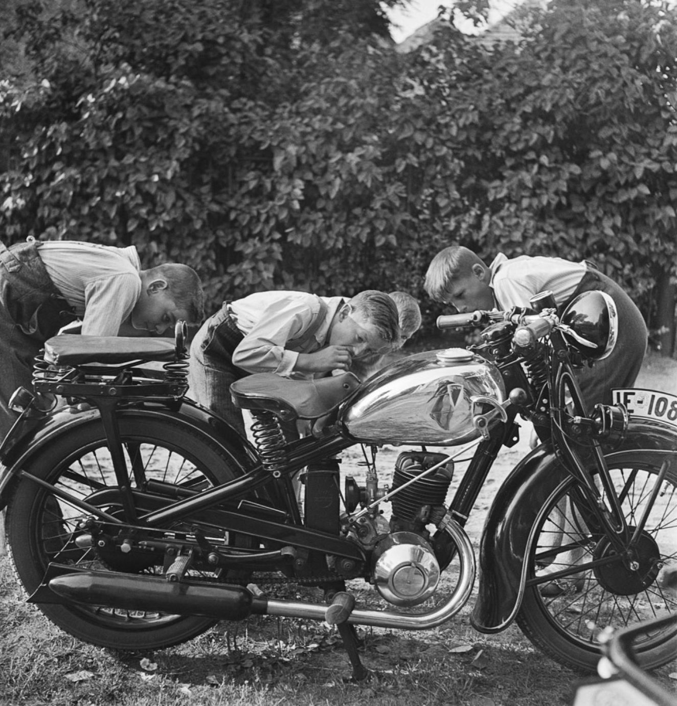 1930年 男孩正在柏林郊區看摩托車