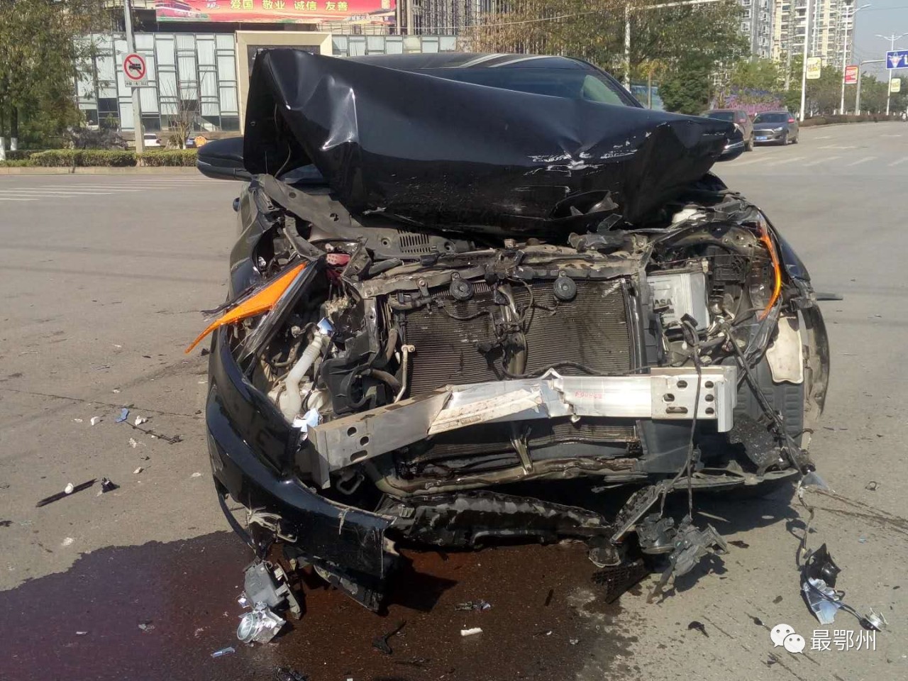 鄂州一十字路口發生重大車禍車子完全報廢司機