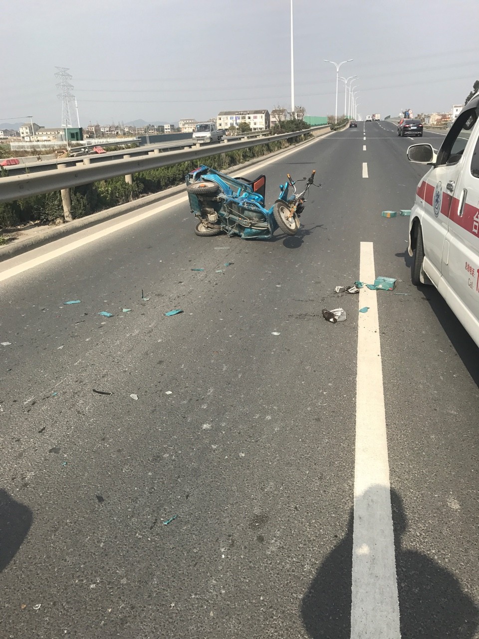 台州东海村发生惨烈车祸!黑色奔驰撞飞小三轮,老人生死不明.