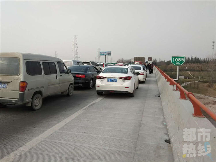 货车高速侧翻一人受伤 西宝高速咸阳段大堵车