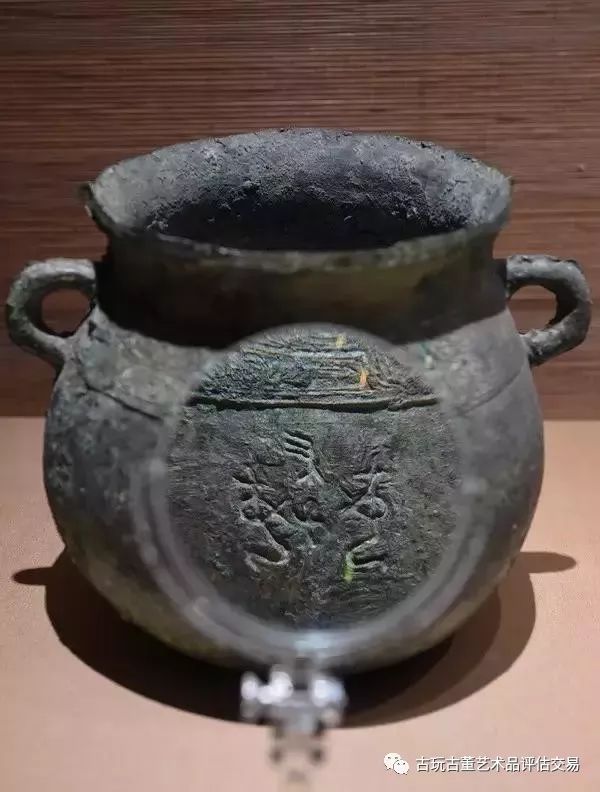 墓室雖然不大,但保存完好,隨葬品極為豐富,共出土青銅器,玉器,寶石器