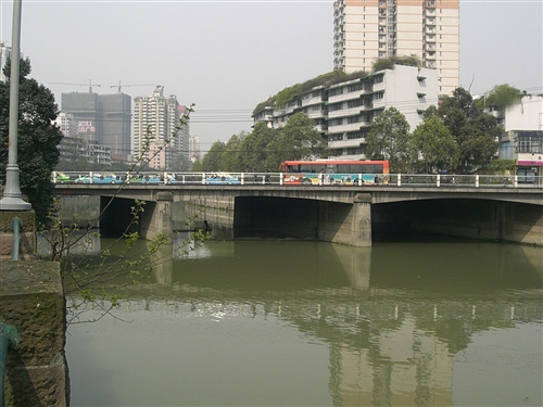 今天十点起 成都一号桥路口四个方向禁左转