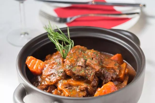 stewed beef tail with bourgogne red wine-勃艮第紅酒燉牛尾精緻法