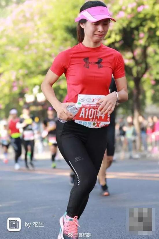 紧身短袖,下身黑色压缩裤,头戴粉丝遮阳帽的美女跑友在广州马拉松的