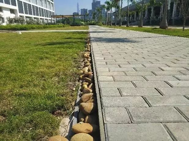 中海綿城市建設工程包括透水鋪裝,植草溝,乾式雨水花園,下沉式綠地,蓄