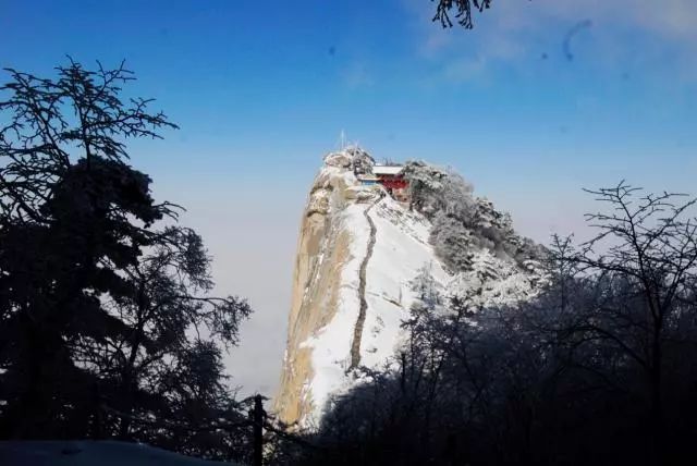 華山的著名景區景點多達210餘處,有凌空架設的長空棧道,三面臨空的