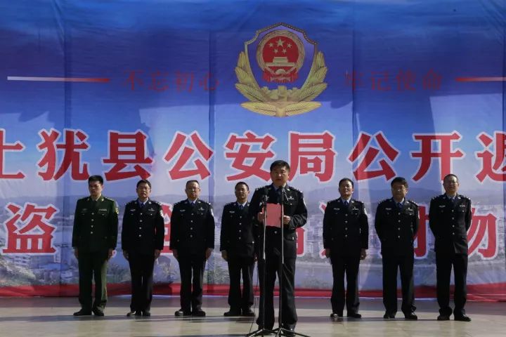 上犹茗馨广场怎么了警察叔叔不但在表演而且还给老表们发钱发车