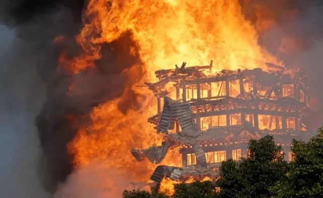 此前媒体报道指,九龙寺还未完全建成,起火后引燃旁边的高塔