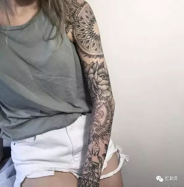 女生纹身半臂时尚图片
