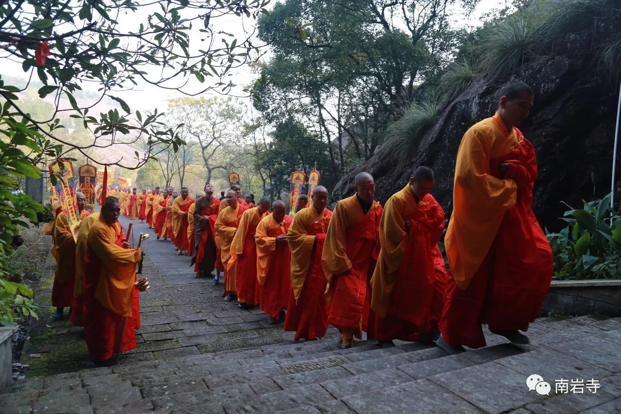 弋陽南巖寺水陸法會第1天誦經禮懺現場人山人海