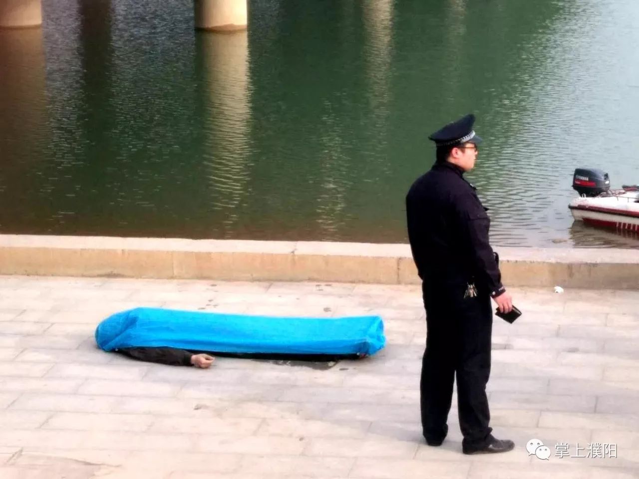 濮阳龙湖音乐桥水面漂浮着一男子尸体!已被打捞上来!