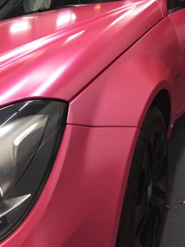 奔驰c200车身改色电光公主粉案例 粉红女郎女生专属