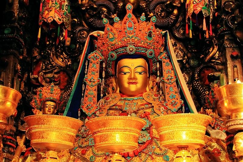 镇平袄塘措建立大昭寺,寺中供养以至尊佛像释迦牟尼为主的多种佛像