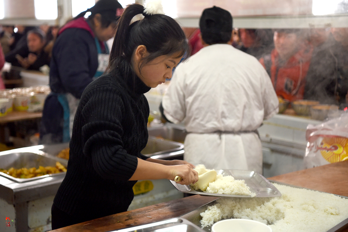 15岁女孩学校食堂勤工俭学,洗碗刷盘子样样都干,只为攒钱救弟弟