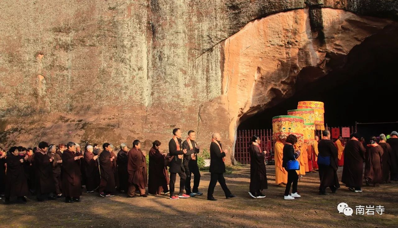 弋陽南巖寺水陸法會第1天誦經禮懺現場人山人海