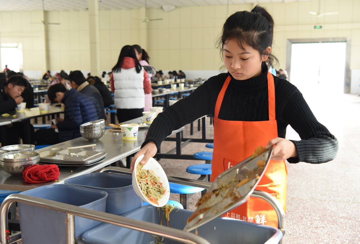 15岁女孩学校食堂勤工俭学,洗碗刷盘子样样都干,只为攒钱救弟弟