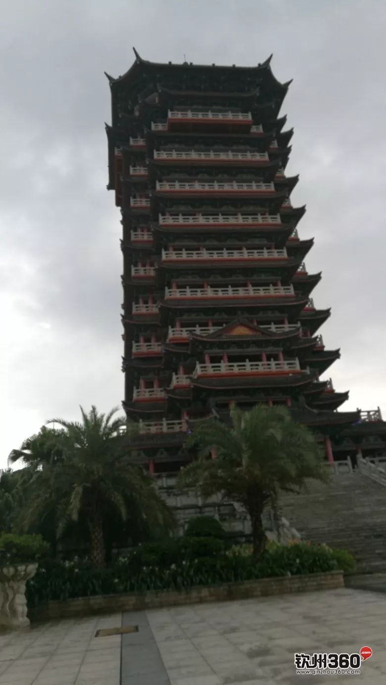 和谐塔,座落于白石湖畔,三桥旁,是钦州南大门最大的标志性建筑物重建