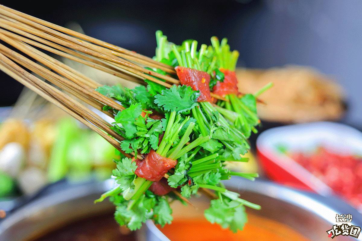 香菜与牛肉永远是绝配,牛肉裹成卷,包裹着适量的新鲜香菜,让人心跳