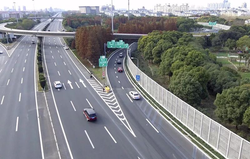 应急车道划分为2根行车道,在匝道口增加长实线,加宽出口匝道路幅等